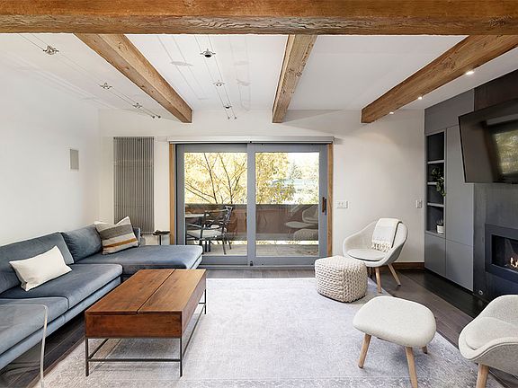 2nd image of 424 Park Cir #Townhouse 5