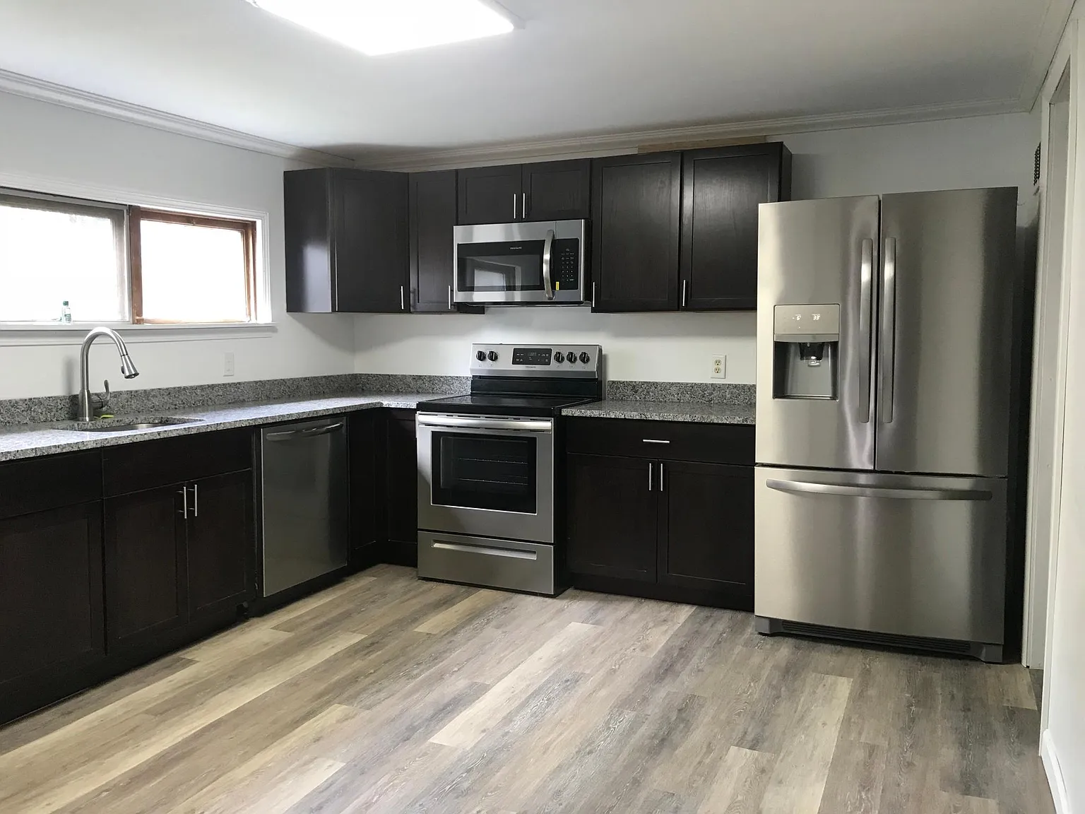 5 bed, 2220 sqft, $4,225 — Photo 2