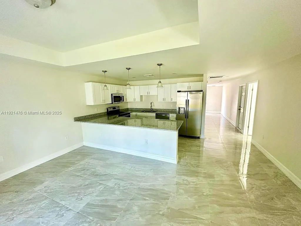 3 bed, 2.0 bath, 1640 sqft, $1,800 — Photo 2