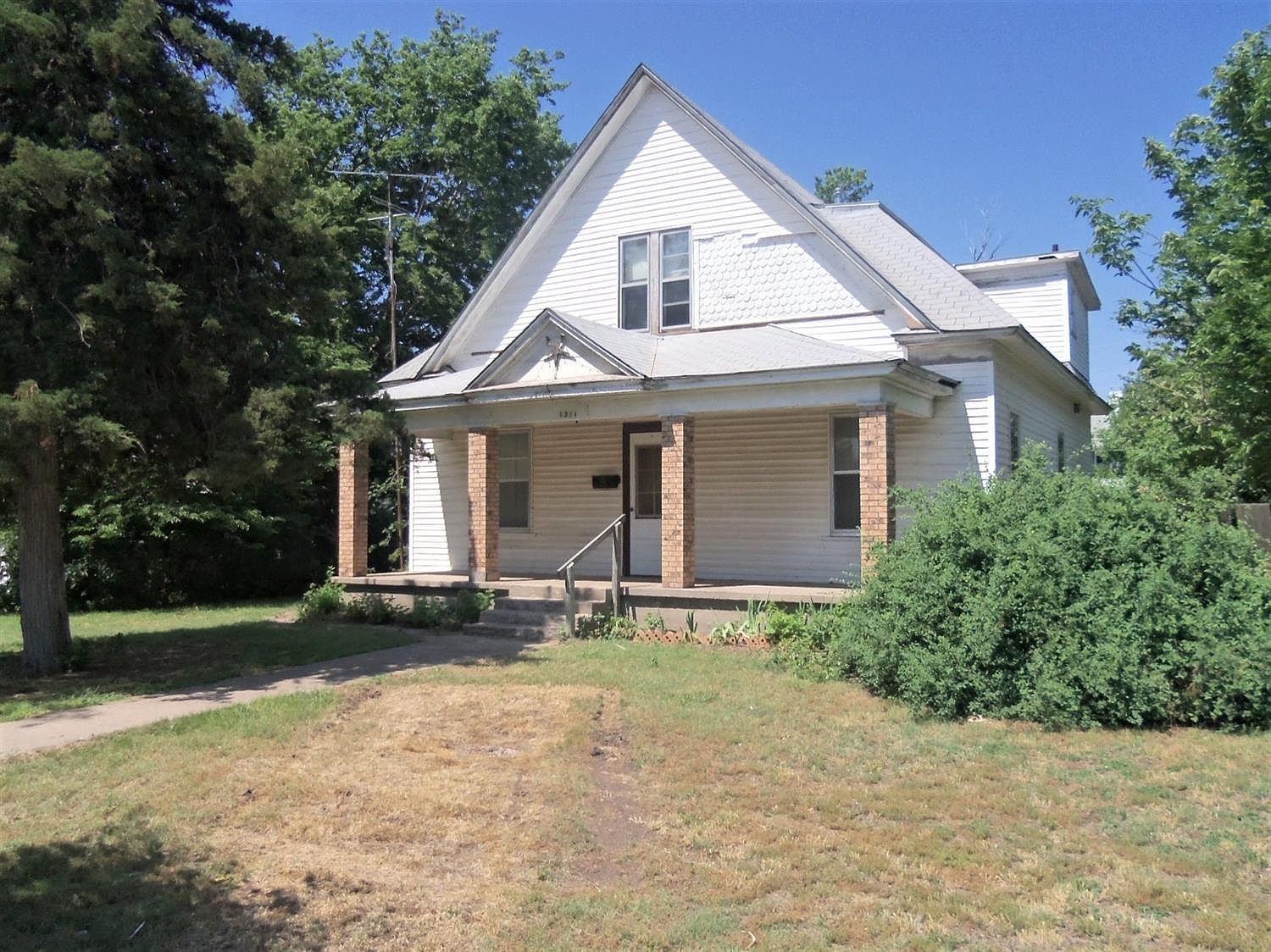 1311 Heizer St, Great Bend, KS 67530 | Zillow