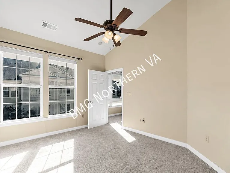 801 Greenbrier St #422 — Photo 17