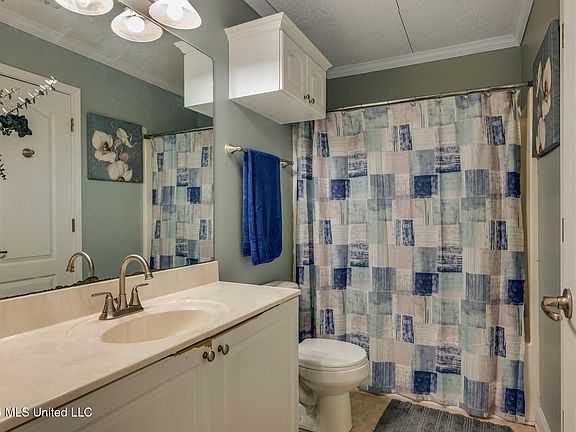 5th image of 403 Chenoa Ave