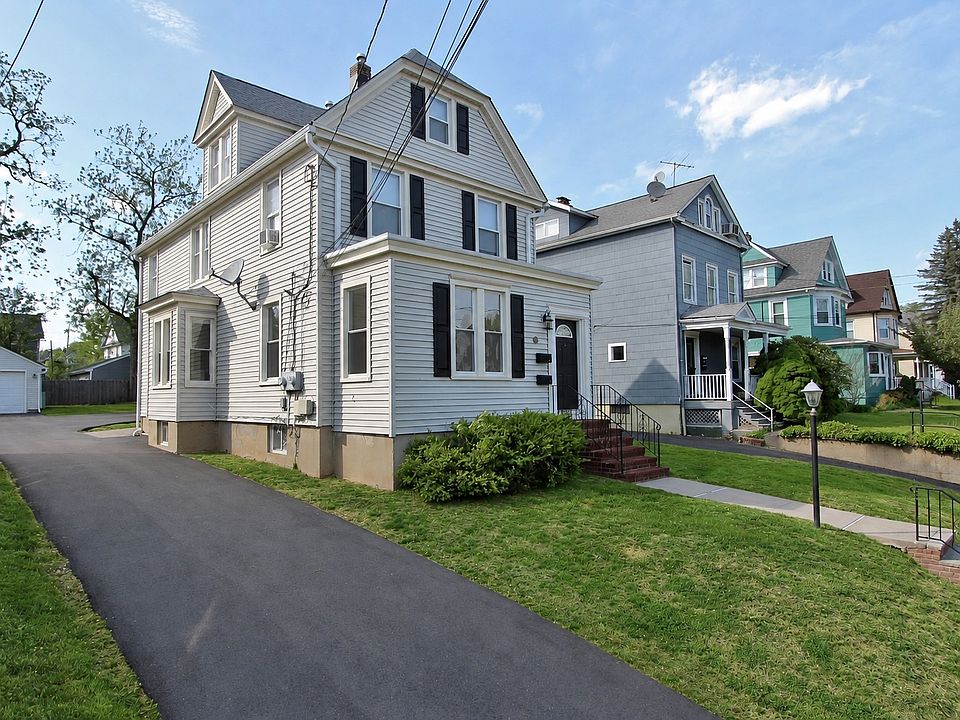 Side view with driveway