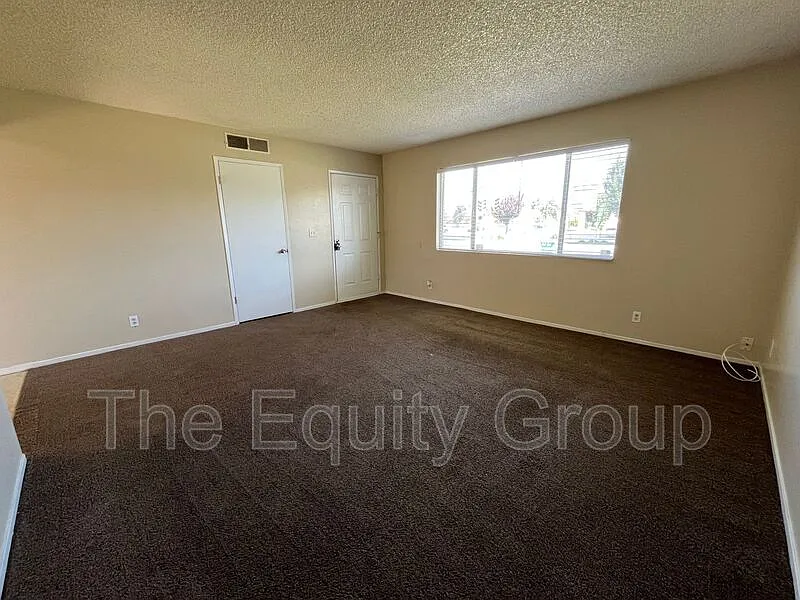 3 bed, 2.0 bath, 925 sqft, $1,300 — Photo 2
