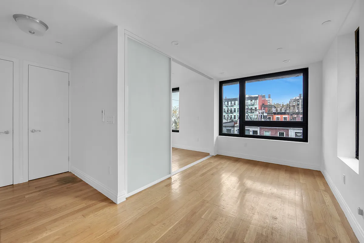 Building Photo - 419 E 117th St #4B