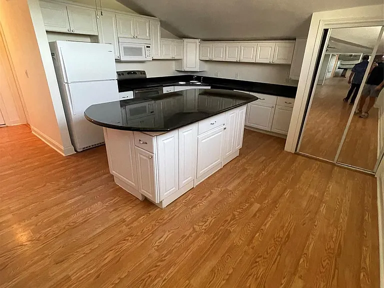 2110 Chenevert St #8 — Photo 5