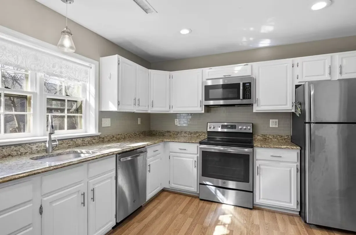 3 bed, 2.5 bath, 1408 sqft, $3,900 — Photo 3