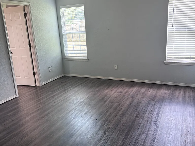 1316 E Rachel Ln — Photo 3