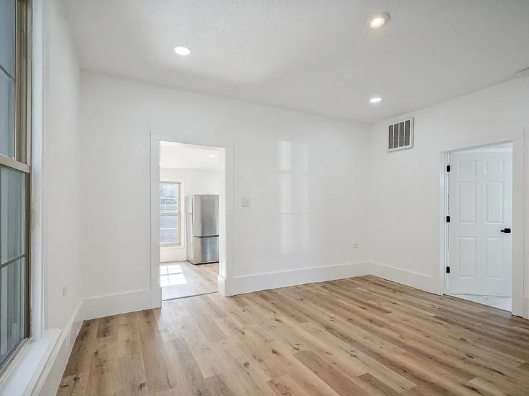 634 S Union St — Photo 3