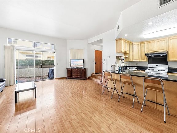 5th image of 32 Brownfield Ln