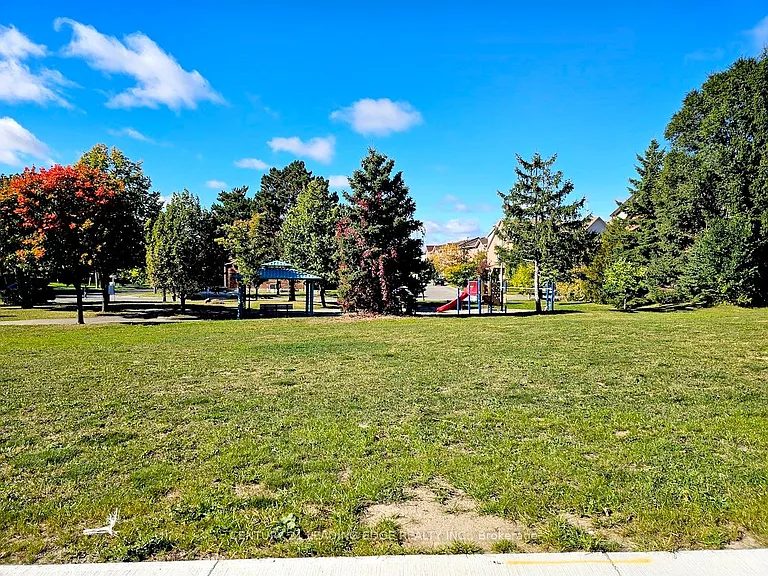 10 Spruce Pines Cres #2 — Photo 23