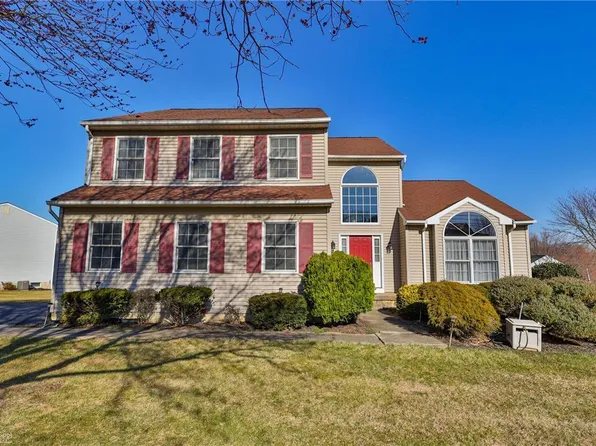 4391 Hilltop Cir, Bethlehem, PA 18020