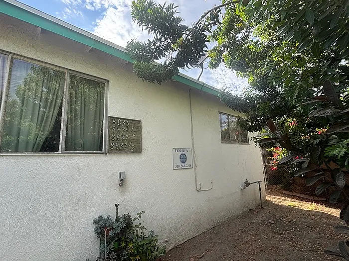 8837 S Hoover St — Photo 8