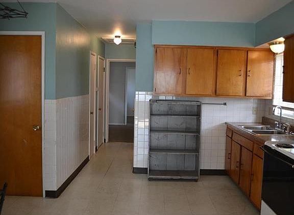 3rd image of 5801 Victoria Ave