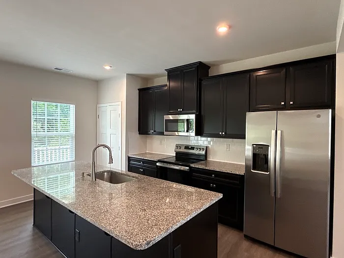3 bed, 3.5 bath, 1850 sqft, $2,100 — Photo 4