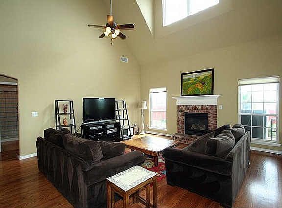 2nd image of 3112 N Elm Pl