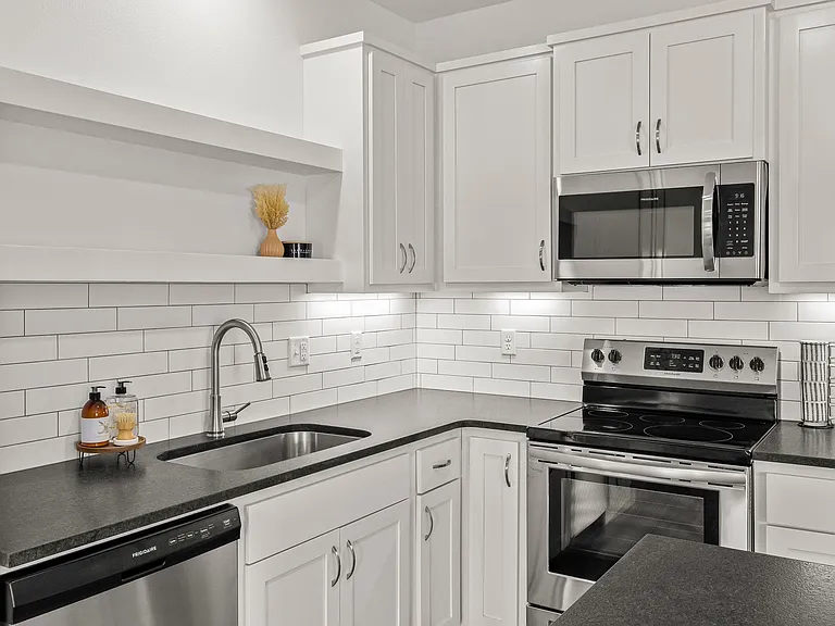 547 W Pickens Rd — Photo 14