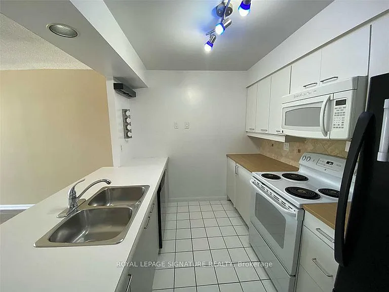 50 Eglinton Ave W #903 — Photo 5
