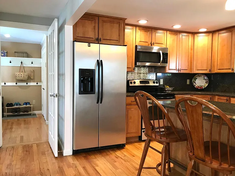 402 W Elm St — Photo 6
