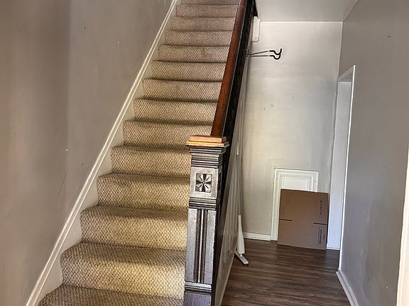 Entry Staircase / hall