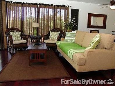 Living area : Living area has a view of the pool. Unit has cable TV and HD is available.