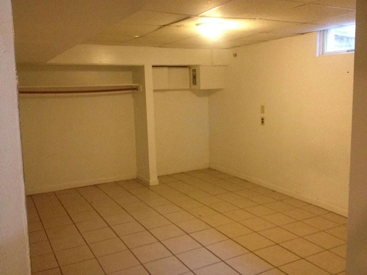Large Living Room - 222 S Roosevelt St #B