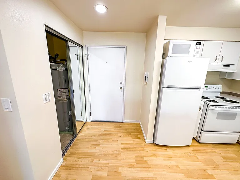 Castellan Apartments — Photo 42
