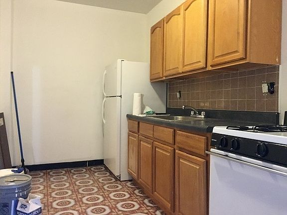 4th image of 659 Rogers Ave