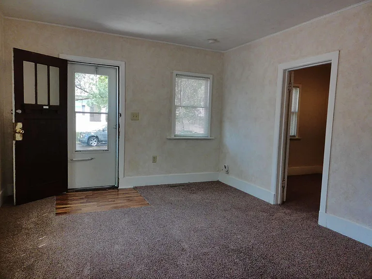 620 W 1st St — Photo 2
