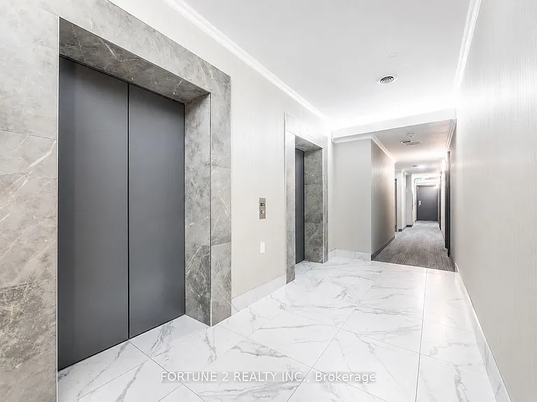 393 King St W #905 — Photo 3