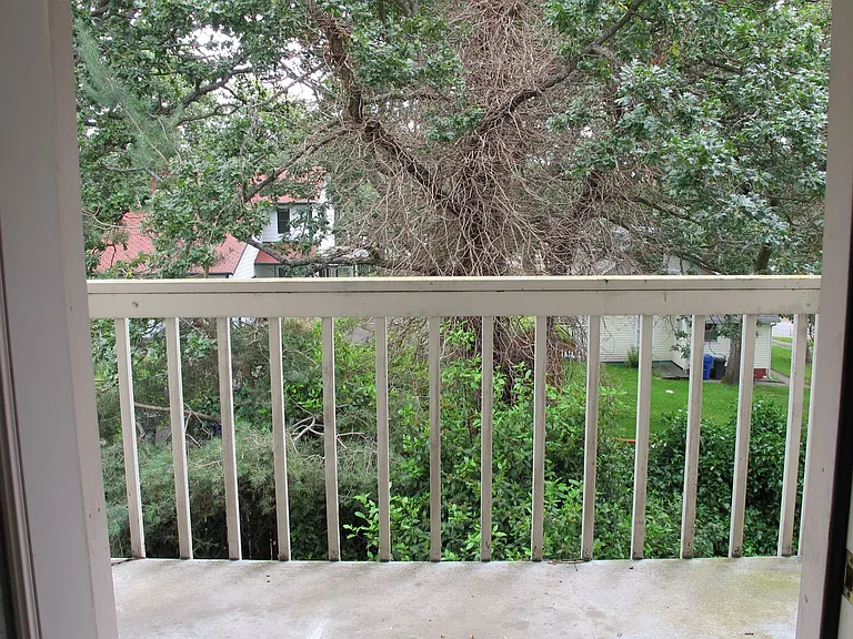 950 SE Ireland St — Photo 4