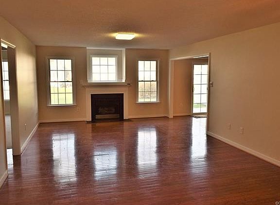 4th image of 113 Carriage Point Ln #113