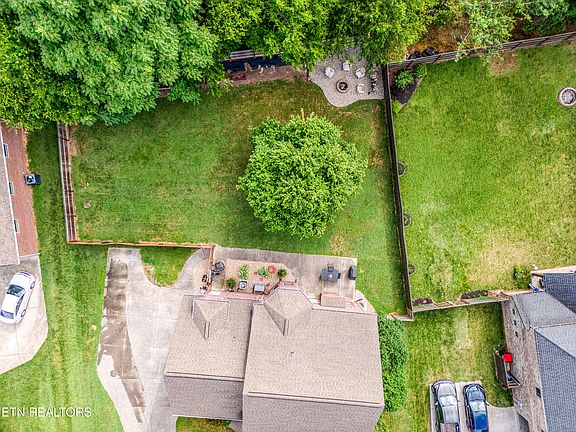 4th image of 300 Yellowstone Ln