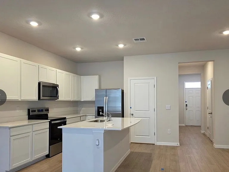 11846 Davis Dr — Photo 2
