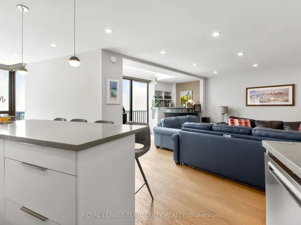 33 Harbour Sq Unit 2432, Toronto, ON M5J 2G2
