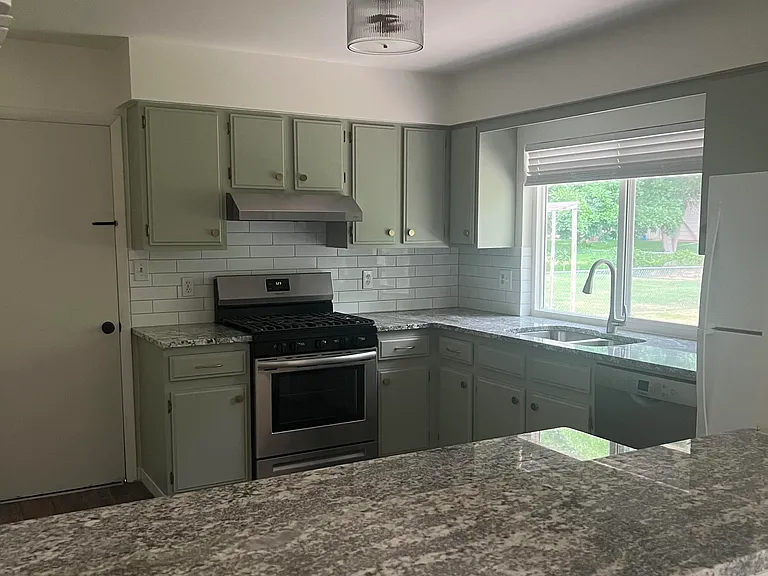 1618 Windsor Ct — Photo 10