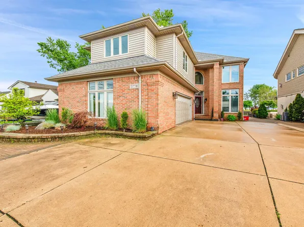 37701 Huron Pointe Dr, Harrison Township, MI 48045