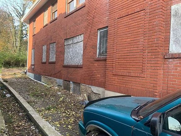 5th image of 2327 N Main St