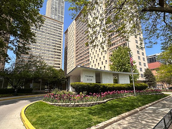 2nd image of 3950 N Lake Shore Dr APT 1207