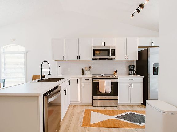 5th image of 22618 Lakeview Dr