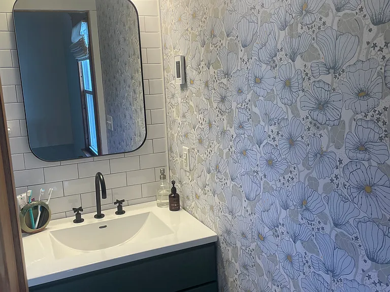 Full bath, upstairs