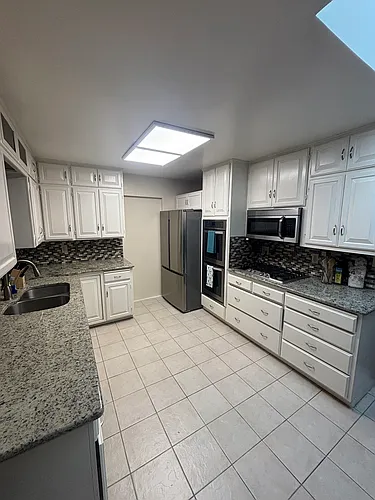 1085 Kingston St Photo 1
