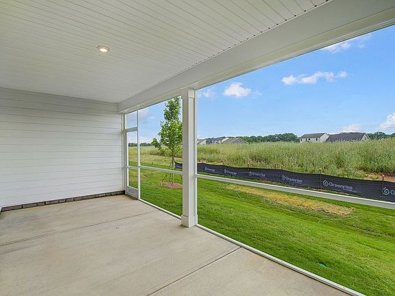 Photo representation of the Dayton plan. Colors, finishes and options will vary.