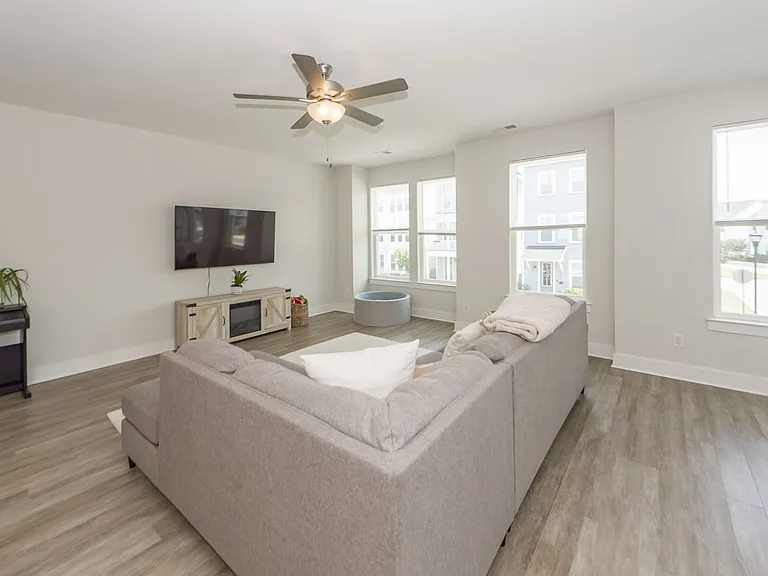 1665 Indy Dr — Photo 17