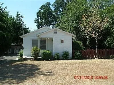 563 E Manning Ave photo 1