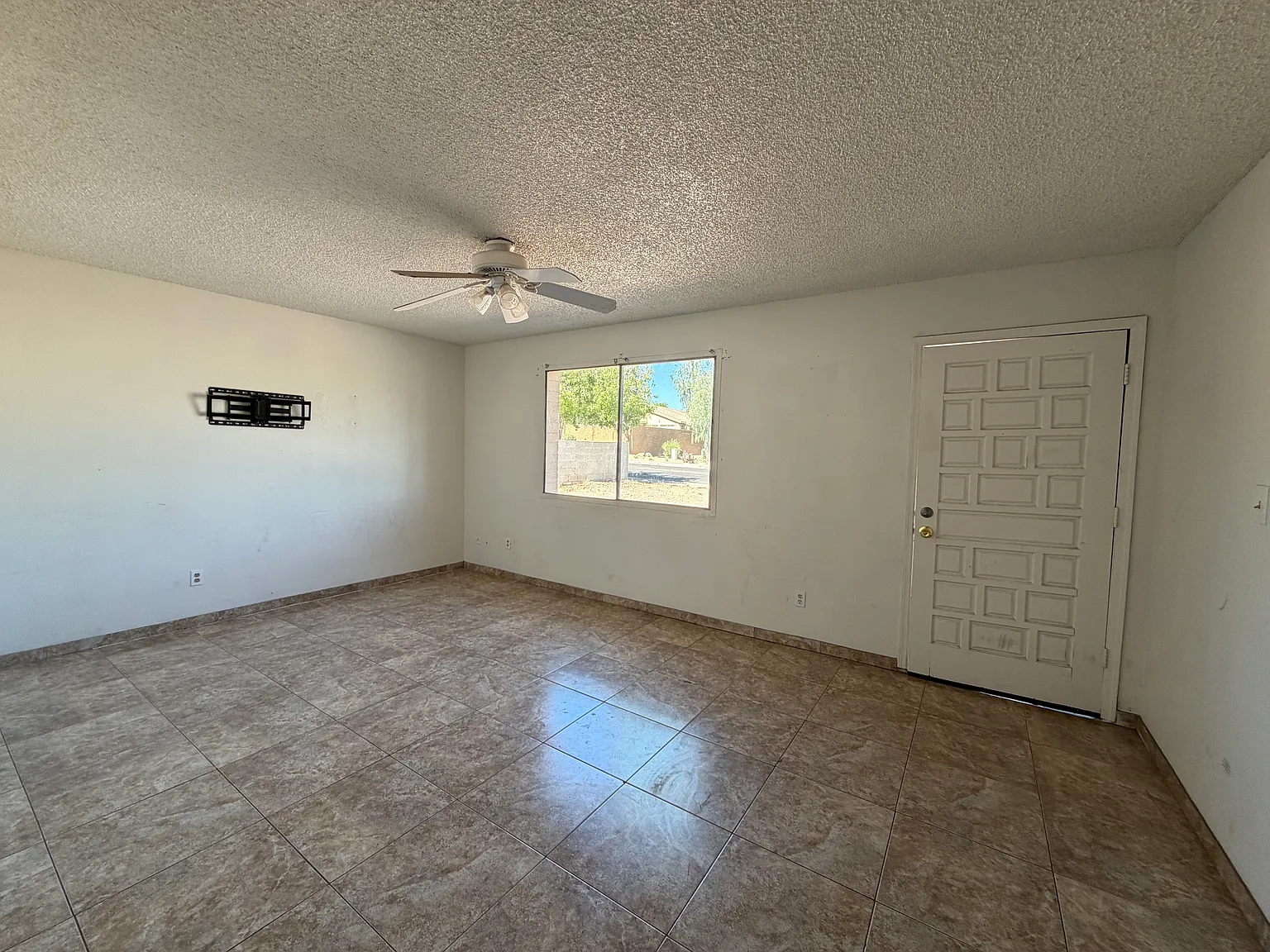 4 bed, 1420 sqft, $1,849 — Photo 3