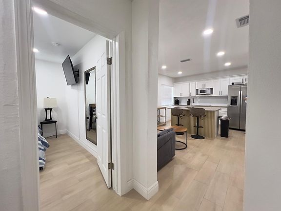 3rd image of 1340 W La Salle St #1