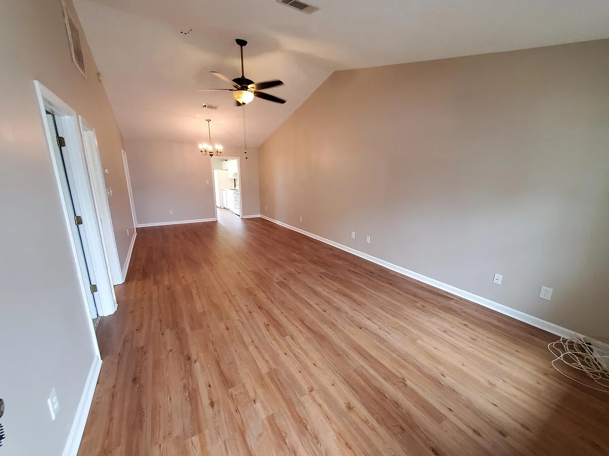 Living Room - 408 Newhaven Ct