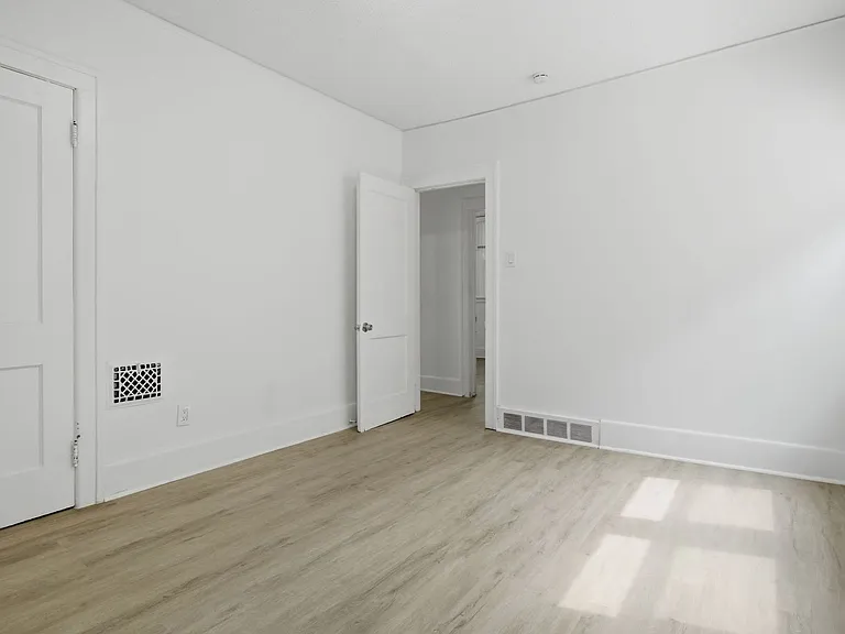5045 Fairview St — Photo 10