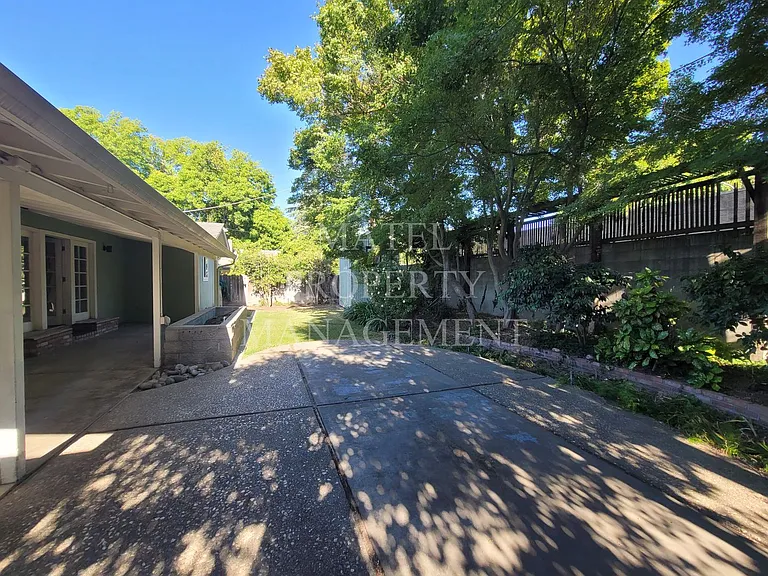 409 Birchwood Ct — Photo 17